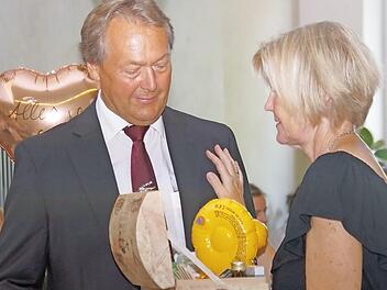 Die Verdienste von Konrektor Reinhold Zellmann würdigte auch Schulleiterin Astrid Balzar, die eine Truhe mit witzigen Utensilien überreichte.