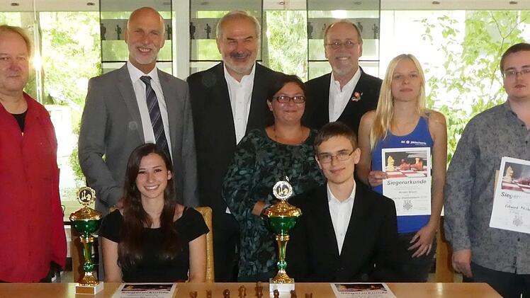 v.l.n.r.: Reiner Heimrath (2.), Katharina Mehling (Frauen 1.), Barbara Niedermaier (Frauen 3.), Lukas Schulz (1.), Kristin Braun (2.) und Eduard Miller (3.) sowie hinten Mitte drei Schachfunktion&auml;re.