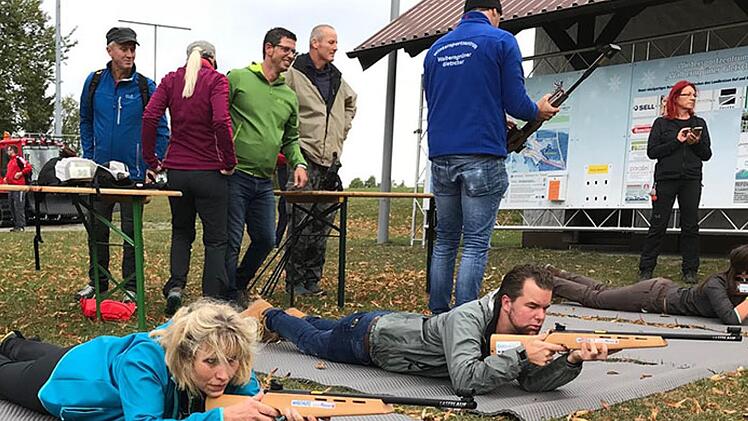 Am Walberngrüner Gletscher hatten die heimischen Sportler einen Schießstand aufgebaut. Nach 6,2 Kilometern fiel es manchem Teilnehmer schwer, das Gewehr ruhig zu halten.