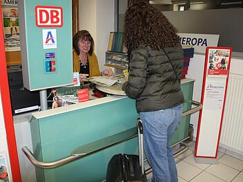Ein gewohntes Bild: der persönliche Ansprechpartner am Kronacher Schalter der DB, der bei allen Fragen rund um die Tickets und Zugverbindungen weiterhilft. Damit ist zum Jahresende Schluss. Foto: Theresa Heim