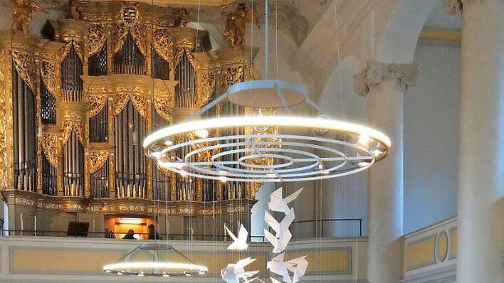 Der schwebende Weihnachtsbaum im Kirchenschiff von St. Moriz, von der Kanzel gesehen.  Foto: Simone Bastian