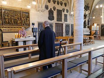 Auch wenn die Nagelkapelle fast menschenleer war, konnten Gläubige zumindest per Livestream den Gottesdienst mitfeiern. Foto: Marion Krüger-Hundrup