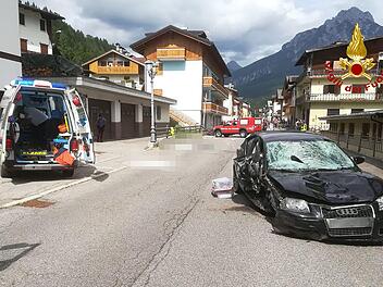Frau aus Bayern rast in Italien in Familie