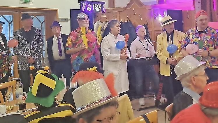 Die Akteure des Faschingsnachmittags (von links): Otmar Lutz, Matthias Dorn, Walter Gutmann, Walter Kuhn, Elisabeth Kutz, Dieter Nöth, Kurt Heim und Walter Rügamer.
