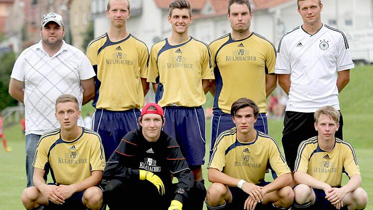 Der SV Sylbach will nach seinem Abstieg in die Fußball-Kreisklasse Schweinfurt wieder in ruhigeres Fahrwasser kommen. Trainer Mario Hess (hinten links) freut sich auf folgende Neuzugänge (weiter): Marko Hertel (FC Augsfeld), Daniel Zehrer (eigene Jugend), Sebastian Büchner (MSV Ottendorf), Christopher Krauser (eigene Jugend) sowie (vordere Reihe) Maid Imamovic, Philipp Rössner, Samuel Thomsen und Patrick Ament (alle eigene Jugend). Es fehlt noch Lukas Brandl (eigene Jugend). Foto: Ralf Naumann
