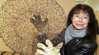 Angelika Summa aus Würzburg hat in der Großen Hofstube Geknüpftes aus Draht präsentiert. Foto: Sonja Adam