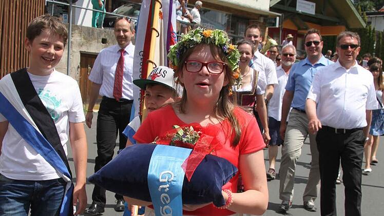 Da ist Nina Hempfling aber mächtig stolz: Die Zehnjährige darf den Wiesenfestzug anführen und das Fahnenband tragen. Foto: Sonja Adam
