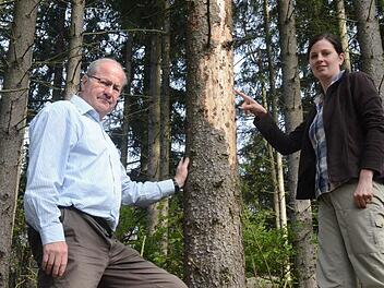 Forstdirektor Michael Schneider und die neue Revierleiterin Renate Schulze Zumhülsen van der Sant  Foto: Hofmann