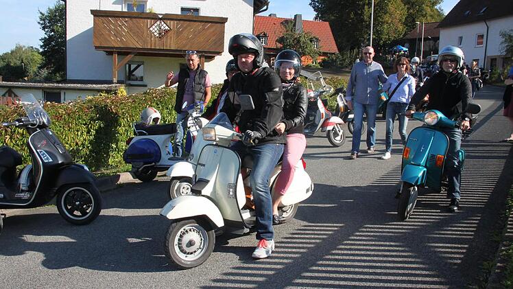 Zum Mekka der Vespa-Fans wurde am Sonntag der Altenkunstadter Ortsteil Maineck. Über 130 Rollerfahrer aus ganz Franken waren zum Vespa-Treffen gekommen.