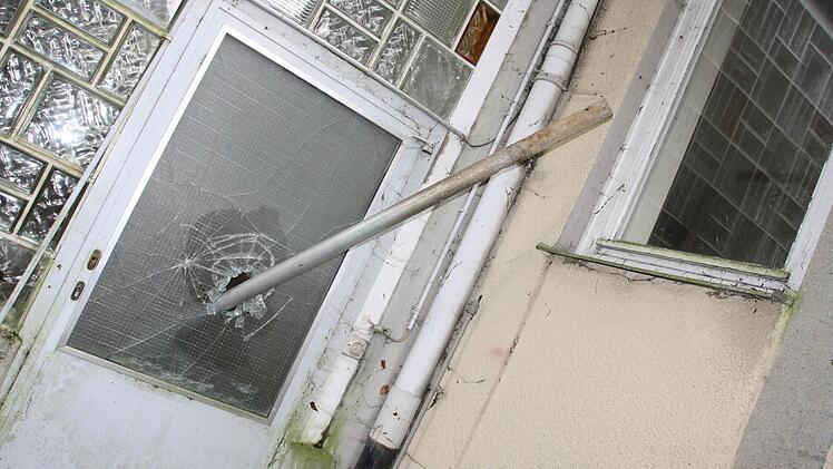 Mit brachialer Gewalt wurde sogar Sicherheitsglas durchbohrt.