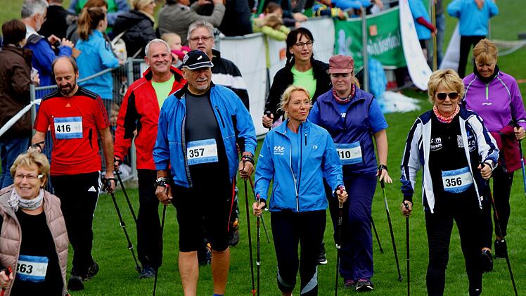 Blick in die Reihen der Nordic-Walker
