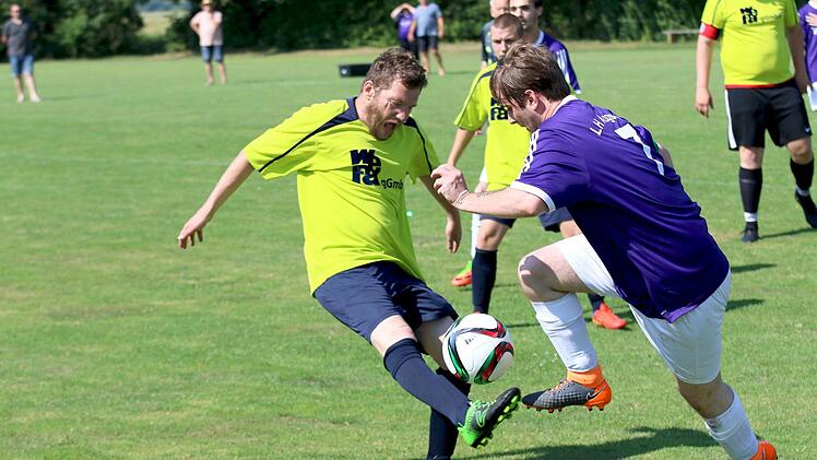 Selbst das lange Bein seines Ahorner Gegenspielers Frank Heimann (links) kann den Augsfelder dreifachen Torschützen Benjamin Schunk nicht stoppen. Er zieht in die Mitte und trifft mit einem satten Schuss zum 1:0. Am Ende hieß es aber 1:1.