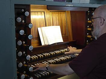 Diakon Jochen Grams ist mit der Klangfülle der renovierten Orgel in der Bad Rodacher Johanniskirche vollauf zufrieden.                      Foto: Volker Gundel