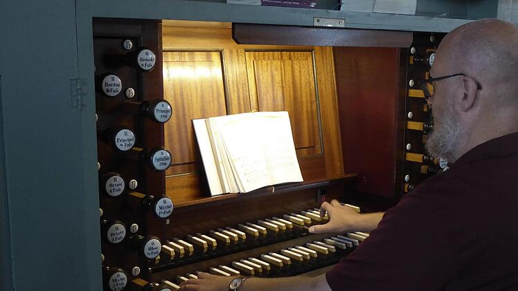 Diakon Jochen Grams ist mit der Klangfülle der renovierten Orgel in der Bad Rodacher Johanniskirche vollauf zufrieden.                      Foto: Volker Gundel