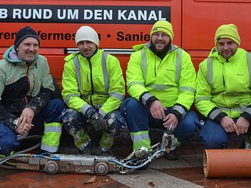 Mit ihrem Roboter reparieren sie Kanalrohre, ohne die Erde aufzugraben (von links): Steven Petzolt, Christian Dober, Dominik Schäftlein und Ralf Albrecht von der Firma Fricke.Rainer Lutz