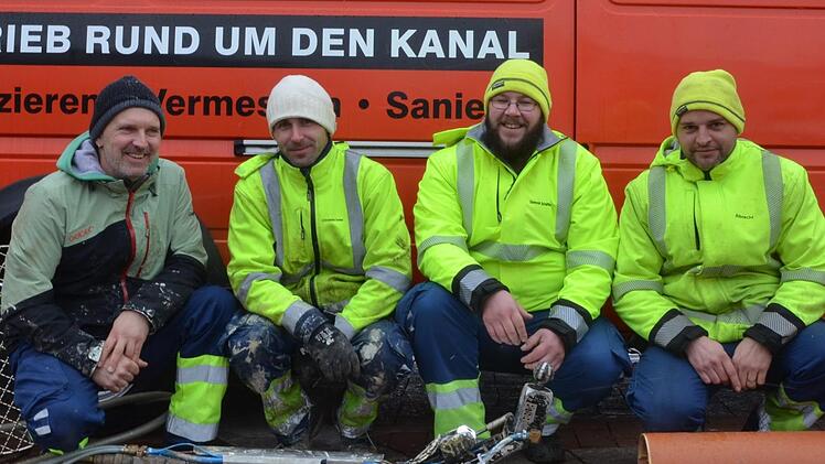 Mit ihrem Roboter reparieren sie Kanalrohre, ohne die Erde aufzugraben (von links): Steven Petzolt, Christian Dober, Dominik Schäftlein und Ralf Albrecht von der Firma Fricke.Rainer Lutz