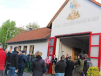 Die Marktgemeinderäte machen sich ein Bild vom Feuerwehrhaus in Grasmannsdorf. Foto: Eljke Pieger