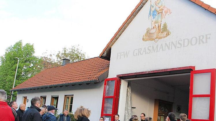 Die Marktgemeinderäte machen sich ein Bild vom Feuerwehrhaus in Grasmannsdorf. Foto: Eljke Pieger