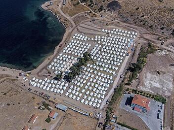 Nachdem ein Feuer das Flüchtlingslager in Moria zerstört hatte, wurde unweit ein Zeltlager errichtet.  Foto: dpa