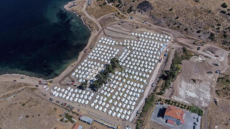 Nachdem ein Feuer das Flüchtlingslager in Moria zerstört hatte, wurde unweit ein Zeltlager errichtet.  Foto: dpa