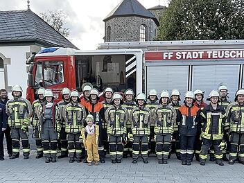 Kameraden der Feuerwehren aus Teuschnitz, Wickendorf und Tschirn haben das Leistungsabzeichen „Die Gruppe im Hilfeleistungseinsatz“ absolviert.