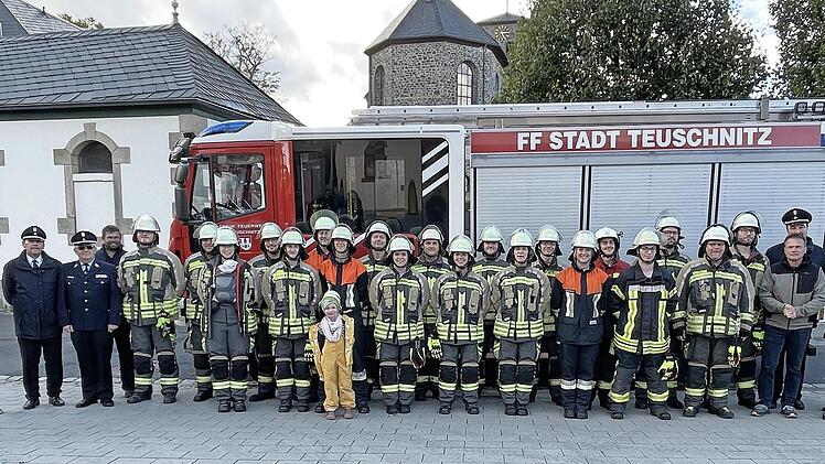 Kameraden der Feuerwehren aus Teuschnitz, Wickendorf und Tschirn haben das Leistungsabzeichen „Die Gruppe im Hilfeleistungseinsatz“ absolviert.