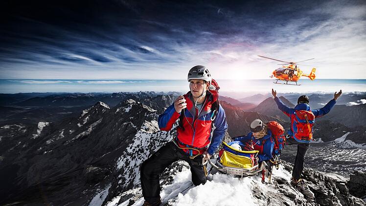 Mit "In höchster Not - Bergretter im Einsatz" erweitert die ARD ihr "Retter"-Serien Portfolio um die extreme Welt der Alpinnotrettung. Wer in den Bergen in Not gerät, darf sich auf die Hilfe der ehrenamtlichen Retter aus den Bergwachten in Ramsau und Grainau verlassen.