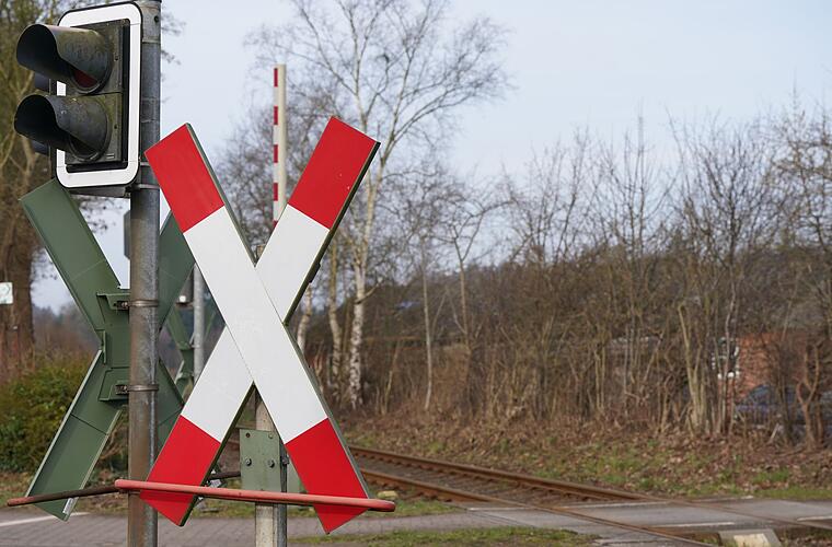 Unfall an Bahnübergang Reckendorf: Zug prallt gegen Auto