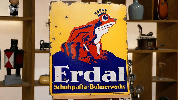 Experte K&uuml;mmel ordnete das Emailleschild der Mainzer Firma Werner & Mertz zu, die die Schuhcreme-Marke Erdal bereits 1901 eingef&uuml;hrt hatte.