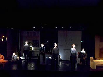 Symbolträchtiges Bild aus der zurückliegenden Saison: In "Weiße Rose" sprechen acht Schauspieler "letzte Worte" vor der Hinrichtung.  F.: Thomas Bachmann
