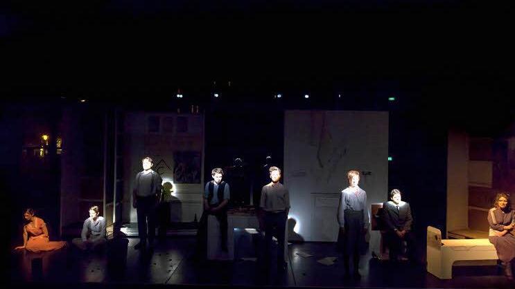 Symbolträchtiges Bild aus der zurückliegenden Saison: In "Weiße Rose" sprechen acht Schauspieler "letzte Worte" vor der Hinrichtung.  F.: Thomas Bachmann