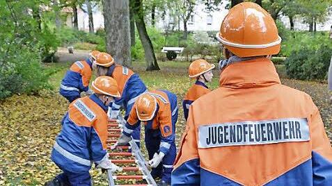 Die Jugendlichen üben den Umgang mit der Einsatzleiter.  Foto: Björn Hein