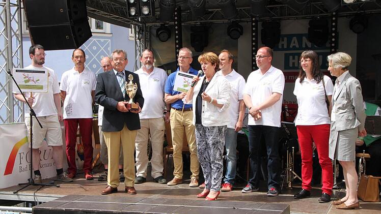 Stadtfest-Pokal: Hans Rohrmüller (2. v. l.), Vorsitzender der Forums, ehrt die Bürgerinitiative "Sinntal gegen die Stromtrasse". Foto: Ulrike Müller