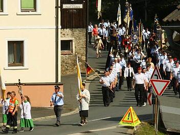 Von der Marktleugaster Dreifachsporthalle aus pilgerten die Gläubigen nach Marienweiher zur Basilika. Fotos: Klaus Klaschka
