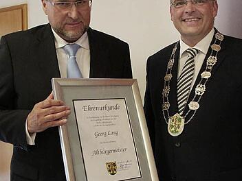 Bürgermeister Hanngörg ZImmermann (rechts) überreichte seinem Amtsvorgänger Georg Lang, der von 1996 bis 2014 Bürgermeister war, die Ernennungsurkunde zum "Altbürgermeister".  Foto: Josef Hofbauer