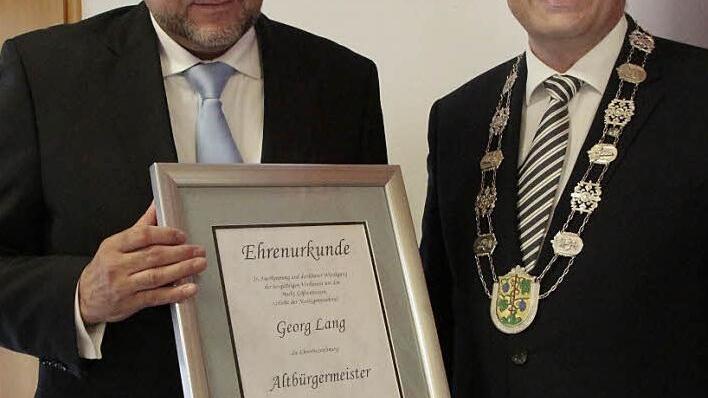 Bürgermeister Hanngörg ZImmermann (rechts) überreichte seinem Amtsvorgänger Georg Lang, der von 1996 bis 2014 Bürgermeister war, die Ernennungsurkunde zum "Altbürgermeister".  Foto: Josef Hofbauer