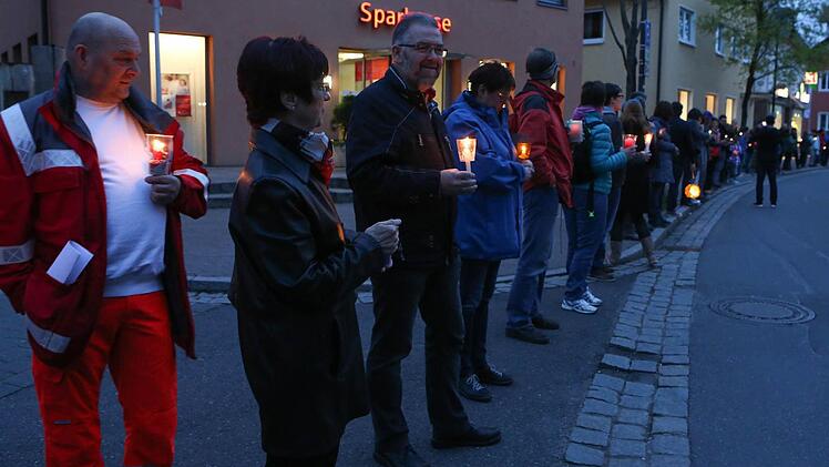 Lichterkette in Adelsdorf gegen Krieg und Gewalt. Foto: Barbara Herbst