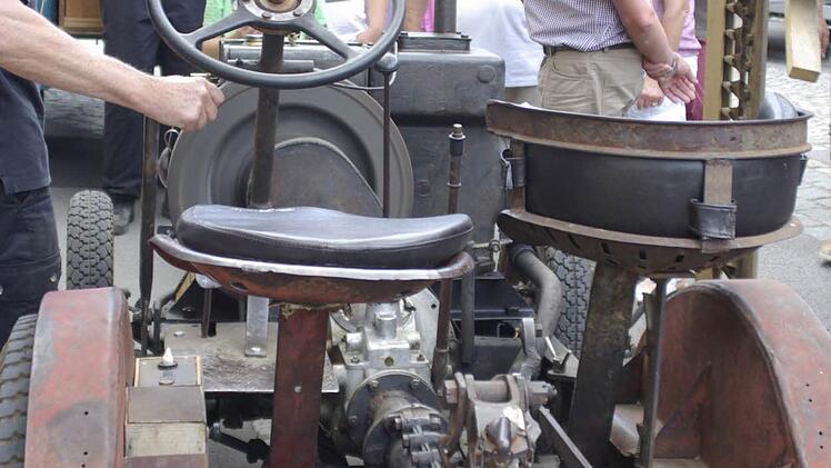 Otto Granichs (l.) ganzer Stolz ist der historische Dieselschlepper, den sein Vater im Jahr 1937 gebaut hat.  Foto: Winfried Ehling
