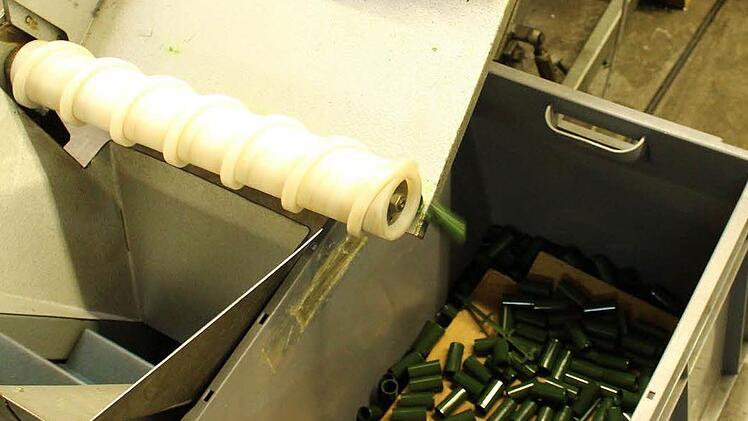 Auf dieser Maschine werden die Hülsen für die Kerzen produziert. Kunden bevorzugen die Farbe Grün.  Foto: Ulrike Nauer