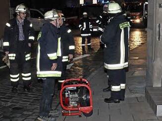 Mit einem Drucklüfter saugte die Feuerwehr den entstandenen Rauch schnell aus dem Gebäude in der Schwedenstraße.  Foto: Marian Hamacher