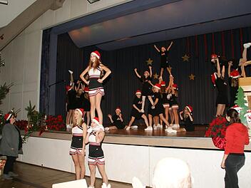 Was Cheerleader so machen, wenn die Eltmanner Volleyballer antreten, das zeigten die "Dancing Angels" bei der Altenehrung der Stadt mit ihrem adventlich angehauchten Auftritt.Sabine Weinbeer