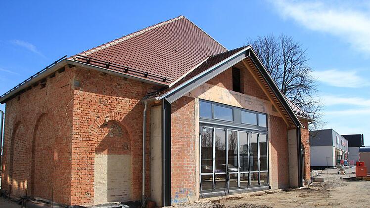 An dem alten sanierten Heizhaus bleibt die Backsteinfassade sichtbar.  Foto: Andreas Dorsch