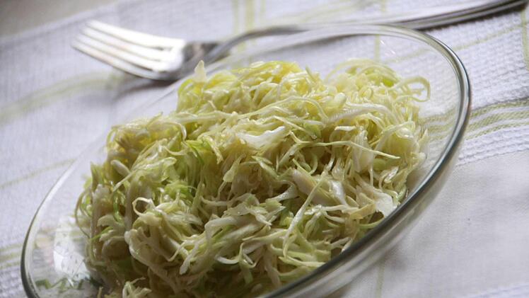 Spitzkohl als feiner Salat. Sigrid Kleinhenz lässt ihn mindestens eine Stunde ziehen, bevor sie ihn ihrer Familie serviert. Die isst diesen Rohkost-Salat besonders gern zu Gyros. Fotos: Carmen Schmitt