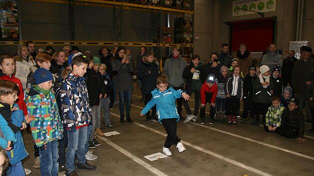 Der Fu&szlig;ballnachwuchs durfte im Logistikzentrum auch gegen den Ball treten: F&uuml;r einen Treffer gab es einen Ball geschenkt. Foto: Sylvia Hubele