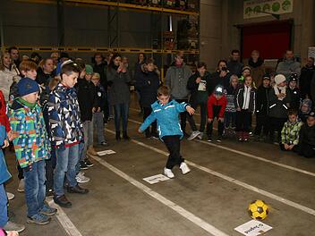 Der Fußballnachwuchs durfte im Logistikzentrum auch gegen den Ball treten: Für einen Treffer gab es einen Ball geschenkt. Foto: Sylvia Hubele