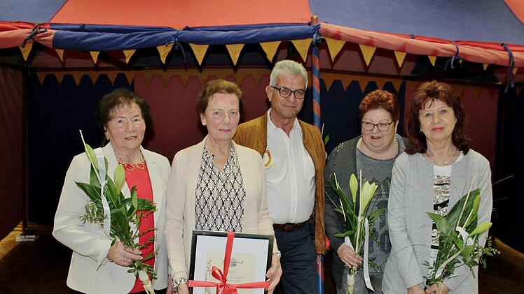 Treue und Auszeichnung:  (v.l.) Irmgard Dittmer für 25 Jahre Mitgliedschaft, Ehrenmitglied Ingeborg Willerding, Robert Kiesel, Monika Kiesel, Liberta Scheit, alle 25 Jahre Mitgliedschaft. Doris Vogel