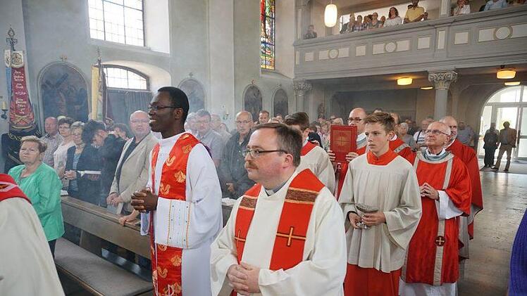 Einzug in die Kirche.Marion Eckert