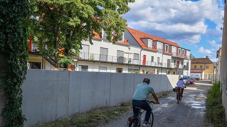 Links die neue Betonmauer, rechts die Abgrenzung zu einem alten Gärtneranwesen - die Situation in der Tocklergasse  diese Woche  Foto: Rinklef