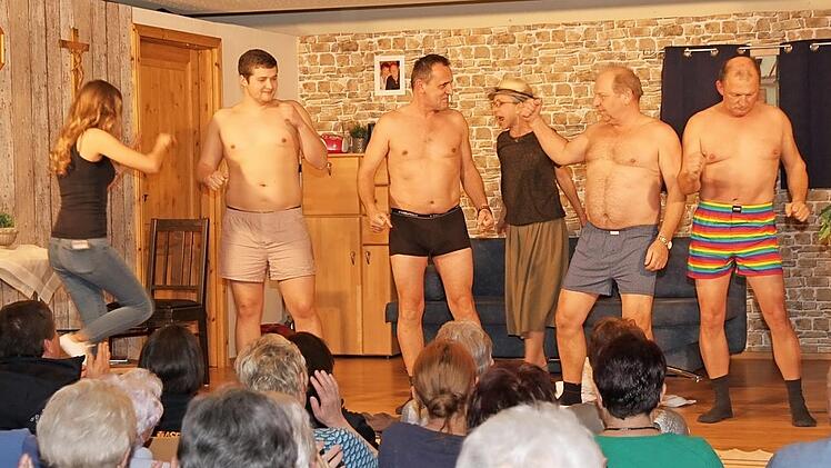 Szene aus dem Stück "Scharf wie Peperoni" der Hallerndorfer FFW-Theatergruppe Foto: Mathias Erlwein