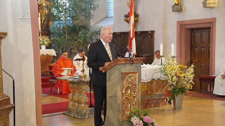 Kirchenpfleger Georg Bogensberger dankte dem Jubilar im Namen von allen Kirchenverwaltungen, Pfarrgemeinderäten, Frauenbund Schönbrunn, KAB Burgebrach, Missionskreis, der Tafel Burgebrach und der Ministranten.Joseph Beck